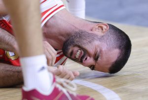 UŽASNE SCENE: Branko Lazić u ozbiljnim bolovima ostao da leži na parketu! (FOTO)