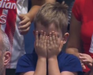 SCENA KOJA JE ODUŠEVILA SRBIJU: Majka malog navijača Crvene zvezde iz Arene se javila! (VIDEO)