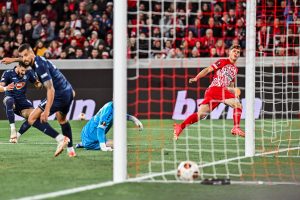 SKANDAL U NEMAČKOJ: Navijači Frajburga pokzivali „albanskog orla“ i uzvikivali „Kosovo“!