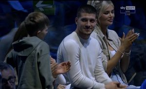 ĐOKOVIĆ DOBIO NEOČEKIVANU PODRŠKU: Luka Jović sa svojom izabranicom Sofijom bodri srpskog asa protiv Alkaraza (FOTO)