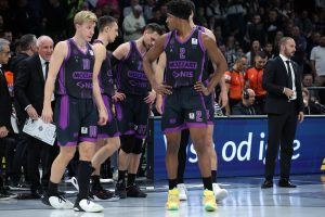 SUDIJE ZAPALILE INTERNET: Veliki broj ljudi se pita kako Zek Ledej ovde nije napravio nesportski faul? (VIDEO)