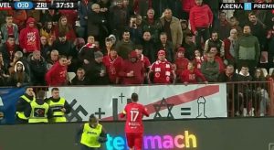 U MOSTARKOM DERBIJU BILO SVEGA SEM FUDBALA: Zbog antisemetiskog transparenta i divljanja huligana prekinut meč! (FOTO+VIDEO)