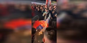 ČAK I U RADOSTI MRZE SRBE: Albanci slavili prolazak na EP paljenjem zastava Srbije! (VIDEO)