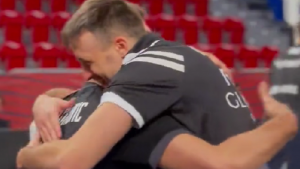 SRDAČAN POZDRAV ALEKSE I VANJE PRE MEČA: Reprezentativci Srbije u zagrljaju na zagrevanju! (VIDEO)