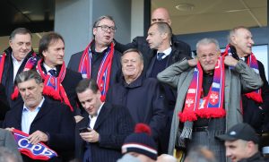 (FOTO UBOD) EVO KO OD POZNATIH PRUŽA PODRŠKU SRBIJI U LESKOVCU: Tu je predsednik Vučić, a evo i ko mu prati društvo!