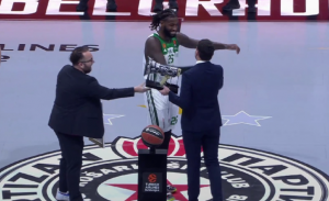 LESOR ĆE OVO ZAUVEK PAMTITI: Klub mu priredio originalni poklon (VIDEO)