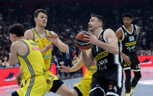 NE PRETERANO KVALITETNO POLUVREME U ARENI: Partizan sa posedom prednosti ide na odmor!