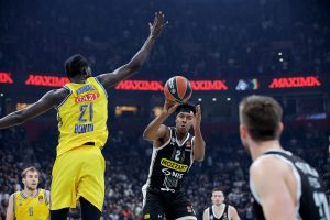 FOTO UBOD: Fudbaler Partizana i bivši vaterpolista pratili meč protiv Albe u Areni!