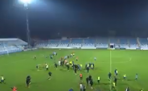SKANDAL U NOVOM PAZARU: Igrači domaćih i Partizana se potukli na terenu, navijači vređali Duljaja (VIDEO)