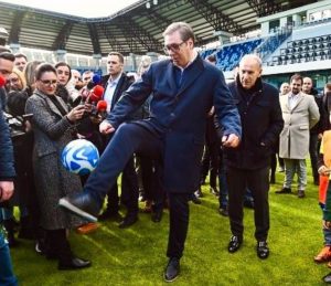 ZVANIČNO OTVOREN STADION U LOZNICI: Vučić i Džajić žonglirali na velelepnom objektu na Lagatoru!