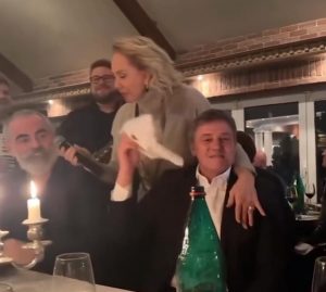 OVAKO SE SLAVI PLASMAN NA EP: Lepa Brena pevala Piksiju! (FOTO) (VIDEO)