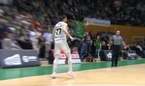 OVO JE POTEZ GODINE: Nestvarnom trojkom sa svoje polovine doneo pobedu svom timu u poslednjoj sekundi (VIDEO)