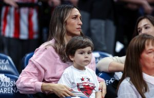 KAKAV MOMENAT: Teo se u toku utakmice okrenuo i obratio svom sinu – Bogdan je ‘ukrao šou’ sinoć! (VIDEO)