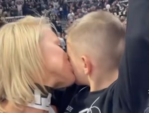 MILICA DABOVIĆ U NIKAD VRELIJEM IZDANJU BODRI PARTIZAN: Voljeni klub prati u društvu sina (FOTO)