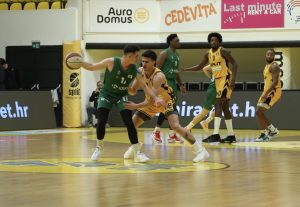 TUČA NA KLUPI NA UTAKMICI TROSTRUKOG PRVAKA EVROPE: Ovako nešto nije skoro viđeno u takmičenju! (VIDEO)