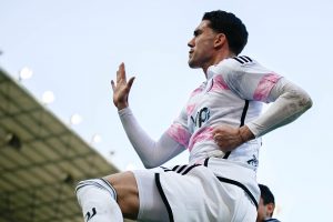 VLAHOVIĆ POSLE SJAJNE PARTIJE PROTIV LAĆEA: „Ne bih mogao da postignem te golove bez pomoći ekipe“ (VIDEO)