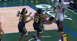 RVAČKI ZAHVAT NEJSMITA: Košarkaš Indijane bacio Janisa na parket, pa razbesneo klupu Baksa! (VIDEO)