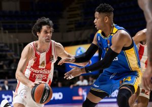 CRVENO-BELI IMAJU VELIKU PODRŠKU SA TRIBINA: Dva fudbalska velikana i Teodosićev brat bodre ekipu sa Malog Kalemegdana (FOTO)