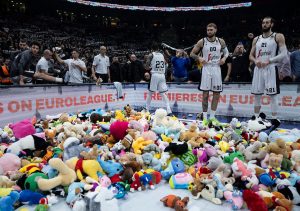 OVO NIJE POŠLO ZA RUKOM NI NBA KLUBOVIMA: Dirljiva scena iz Arene obara sve rekorde na društvenim mrežama (FOTO)