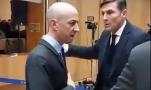 MA DŽABA TEBI ŠTO SI ZANETI: Legenda svetskog fudbala zaboravila akreditaciju, obezbebeđenje nije imalo pojma o kome se radi! (VIDEO)