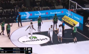 SMEHOTRESNA SLOBODNA BACANJA: Alimpijevićev igrač nije uspeo ni jedno da dobacio do koša (VIDEO)