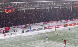 KOMEDIJA U LIGI KONFERENCIJA: Navijači grudvama gađali golmana, pa sudija prekinuo meč! (VIDEO)