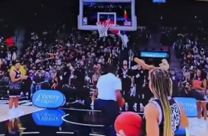 NEVEROVATAN BLAM NAVIJAČA NBA: Pokušao da osvoji nagradu na poluvremenu, ali sve je pošlo naopako (VIDEO)