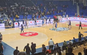 NAVIJAČI NAPALI KOŠARKAŠE BUDUĆNOSTI: Uleteli u svlačionicu da biju svoje košarkaše (VIDEO)