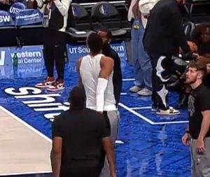 DA LI JE OVO JEDNA OD NAJBIZARNIJIH POVREDA U NBA LIGI IKADA? Prvi pik na ovogodišnjem draftu povređen od strane pomoćnog radnika! (VIDEO)