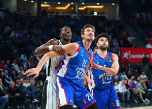 EFES PRESLIŠAO VIRTUS: Tomson i Brajnt nepremostiva prepreka za goste!