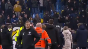 HOLANDIJU POGODIO NOVI SKANDAL: Huligani upali na teren i nasrnuli na fudbalere! (VIDEO)