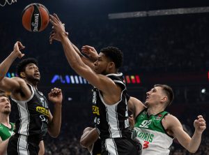 (POLUVREME) PARTIZAN-ŽALGIRIS: Velika borba u Areni, Litvanci poveli, ‘crno-beli’ preokrenuli! (FOTO) (VIDEO)