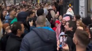 GROBARI POTPUNO BLOKIRALI ULICU: Evo šta je razlog masovnog okupljanja navijača Partizana! (FOTO) (VIDEO)