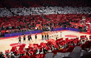 TUŽNA SLIKA IZ ARENE: Meč Crvene zvezde i Baskonije počeo minutom ćutanja za Dejana Milojevića! (VIDEO)