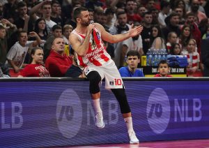 DELIJE PRAVILE HAOS, A ONDA SE OBRATIO KAPITEN: Branko Lazić uzeo mikrofon i uputio apel navijačima! (VIDEO)