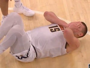 JEZIVO! Jokić ozbiljno zabrinuo navijače Denvera, vrištao i previjao se od bolova zbog udarca (VIDEO)