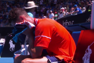 DIRLJIVA SCENA NA AUSTRALIJAN OPENU: Francuz u suzama morao da preda meč, ovo je razlog (VIDEO)