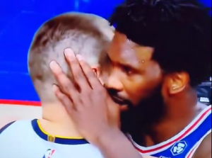 OVA SCENA OBIŠLA JE SVET: Embid otkrio šta je šapnuo Jokiću nakon okršaja Filadelfije i Denvera (VIDEO)