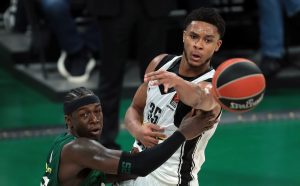 SKENER TERENA ZVANI PI DŽEJ DOUŽIR: Pogledajte kako je bez gledanja pronašao saigrača! (VIDEO)