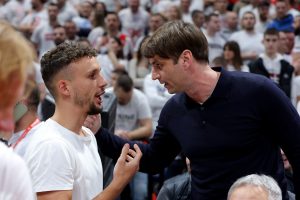 ZVEZDA IMA OGROMNU PODRŠKU PROTIV PARTIZANA: Bivši fudbaleri ‘crveno-belih’ bodre svoj voljeni klub! (FOTO)