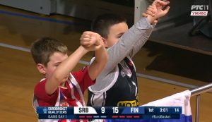 TAKO TREBA DECO! U dresu Zvezde i Partizana mališani ‘sugerisali’ sudijama! (VIDEO)