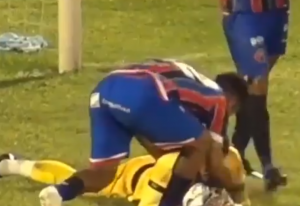 MORALI SMO TRI PUTA DA GLEDAMO SNIMAK DA SE UVERIMO DA NIJE MONTAŽA: Da li ste videli gluplji penal u fudbalu? (VIDEO)