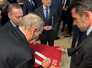 ZANIMLJIVA SCENA U PARIZU: Figo držao dres reprezentacije Srbije da bi ga Džajić potpisao! (FOTO)