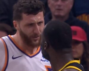 GRIN TEK ŠTO JE ODSLUŽIO SVOJE NASRNUO NA NURKIĆA: Unosili se jedan drugom u facu, pokazivali koliko su „mali“(VIDEO)