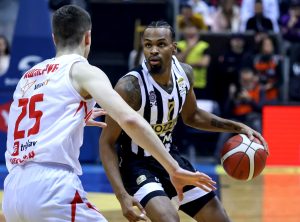 (POLUVREME) CRNO-BELI SE MUČE U ČAIRU: Vojvodina ne dozvoljava Partizanu da se potpuno odlepi! (FOTO)