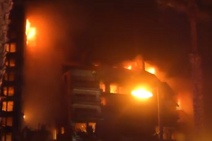 STRAVIČNE SCENE IZ ŠPANIJE: Ima mrtvih u požaru zgrade od 14 spratova, odložene neke utakmice La Lige (VIDEO)