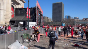 AMERIKA PUCA PO ŠAVOVIMA: Pucnjava na proslavi, ima i mrtvih! (VIDEO)