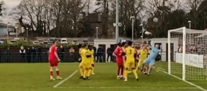 NAJBOLJA ODBRANA GOLMANA KOJU ĆETE VIDETI DANAS: Direktan centaršut na gol uz olujni vetar, ali čuvar mreže na nivou! (VIDEO)