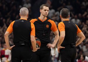 DELIJE BESNE NA TROJICU SUDIJA: Stolicama na tunel, more predmeta bačeno na njih! (VIDEO)