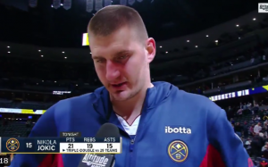 HIT! Dok se Jokić spremao da da izjavu, Džordan mu je prišao s leđa i skočio na njega: Ova šala Nikoli uopšte nije prijala (VIDEO)